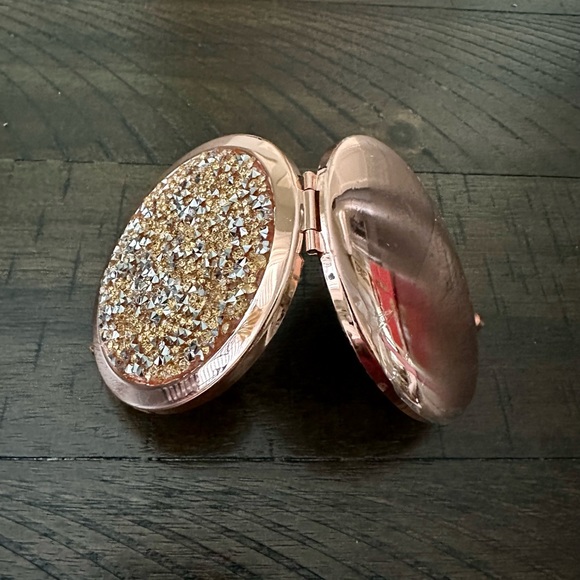 NEW!! Glam Compact Mirror - Picture 7 of 13